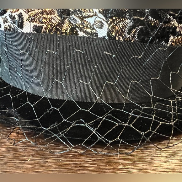 Gorgeous vintage Camellia hat- black, with gold and white! - Picture 2 of 6